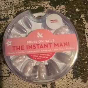 Olive & June Instant Mani Press-On Nails in medium length NWT